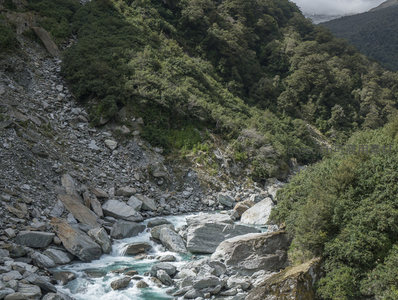 山谷溪涧穿石隙，苍翠山林映碧波