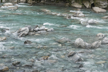 清泉石上流，碧波荡漾映天光