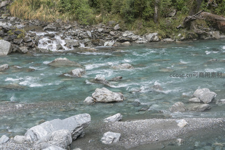河滩卵石伴清流，林间小瀑添野趣