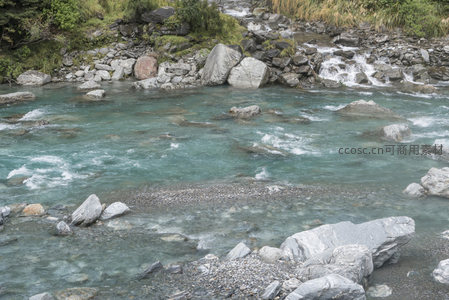 清澈溪流穿石而过，水花飞溅显自然之力