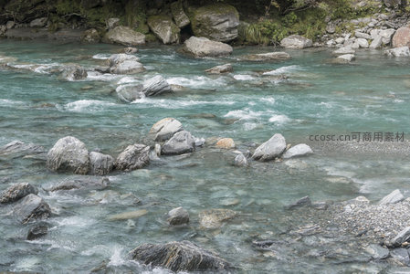 碧水轻抚卵石滩，静谧山谷中的流动诗篇