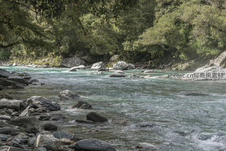 溪谷流水潺潺，绿意盎然映衬碧波荡漾