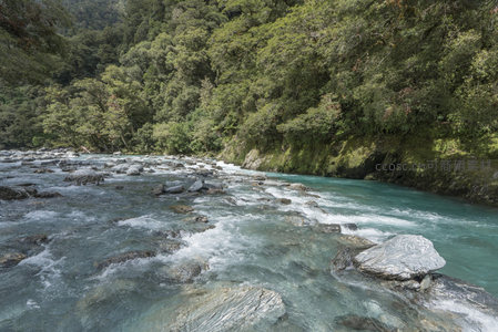 青山环抱碧水，乱石激荡清波
