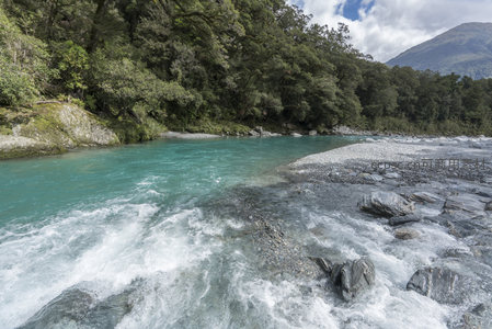 远山云影下，激流卷雪涛