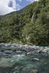 青山飞瀑挂林间，碧水绕石映蓝天