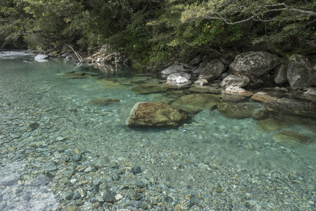 浅滩碧波透石底，林岸幽静似仙境
