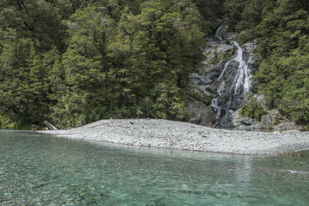 林间飞瀑与碧水相映成趣