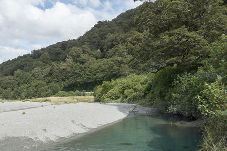 幽静河湾环绕苍翠山林