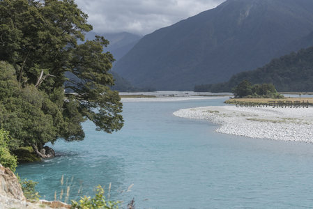 碧水蜿蜒穿林过，青山环抱景如画