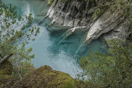 峡谷清潭映岩壁，绿树掩映水如镜