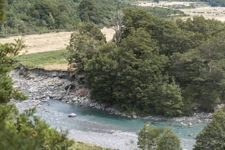 林间溪流绕绿岛，远眺田野接天际