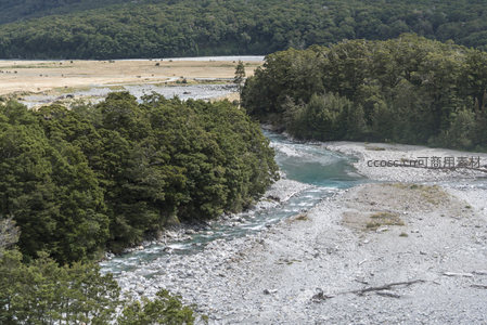 航拍视角下的河谷平原与蜿蜒溪流