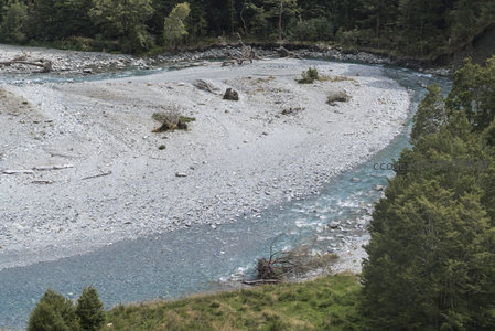 浅滩河湾静谧如画，绿树环抱碧水潺潺