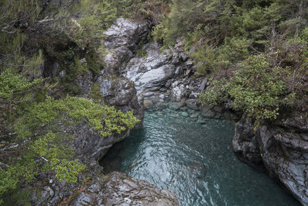 峡谷深潭碧波荡漾，岩壁青苔点缀幽境