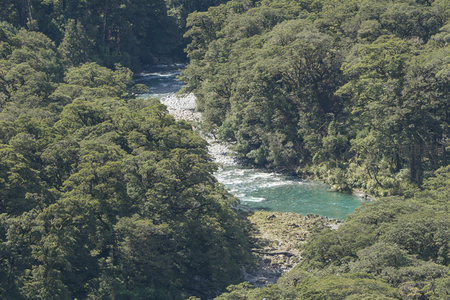 航拍森林峡谷中的碧绿河流