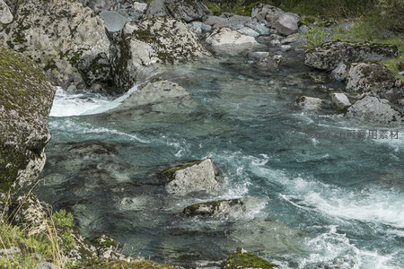 湍急溪流冲击岩石溅起水花