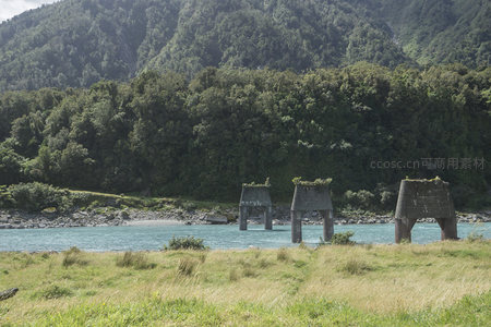 废弃桥墩矗立河畔青山环抱