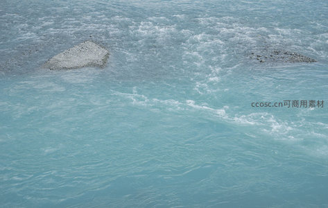 碧波荡漾的河流与水下岩石