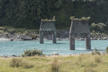 废弃桥墩矗立于碧水之间