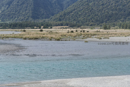 山脚下蜿蜒的河流与滩涂
