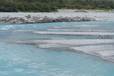 碧水激流穿石滩，自然奇观展眼前