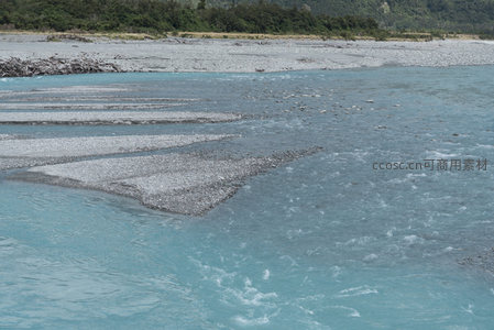 湍流绕石滩，水花飞溅如画境
