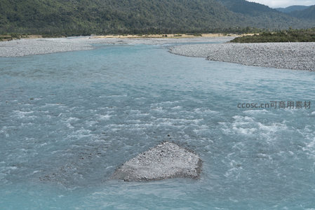 山涧碧河奔涌，石岛静卧水中央