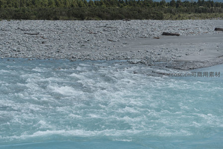 白浪滔滔冲石岸，碧波荡漾映山林