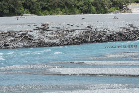 枯木堆岸水流急，蓝河蜿蜒石滩平
