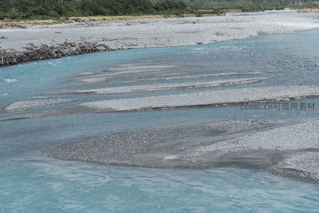 蓝河分岔绕沙洲，石滩层叠水波柔