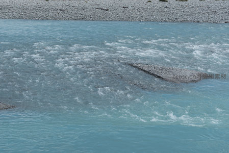 蓝河涌浪拍石岛，水花飞溅显活力