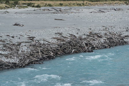 宽阔河床展露肌理，蓝水蜿蜒穿行其间