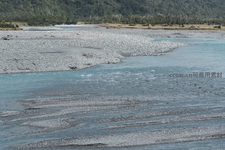 远山环抱河流，浅滩层叠如大地指纹