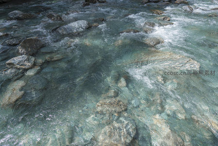湍急水流环绕光滑石块
