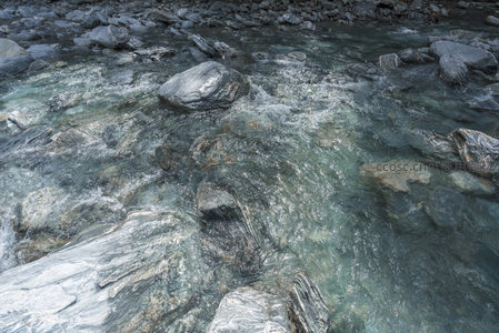 山涧溪水激荡于巨石间