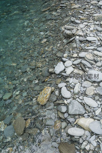河岸鹅卵石与浅水相接