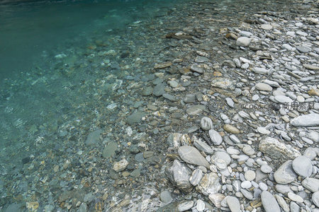 清澈溪流中的鹅卵石河床