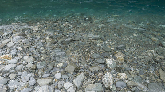 山涧清泉石上流