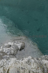 岩石边缘的碧绿水潭