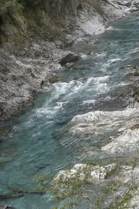 峡谷激流穿行于白岩之间