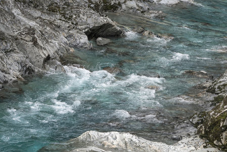 湍急山涧溪流穿石而过