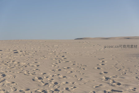 无垠沙海中的足迹印痕