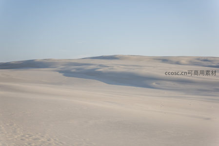 柔光下的沙丘曲线展现大地艺术之美