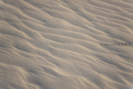 细腻沙纹如波浪般层层铺展