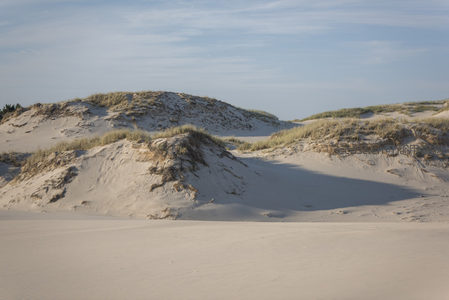 连绵沙丘映蓝天