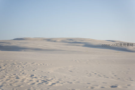 无垠白沙连天际，风痕轻抚如画境