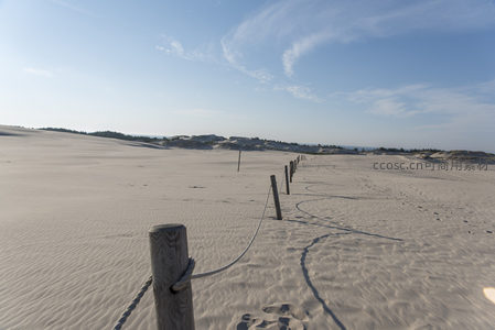 木桩绳索引路沙海，足迹蜿蜒通向远方