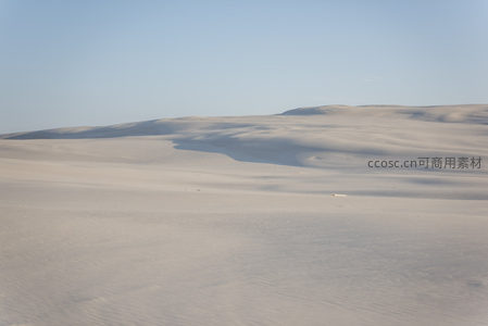 广袤沙丘在晴空下延展无垠