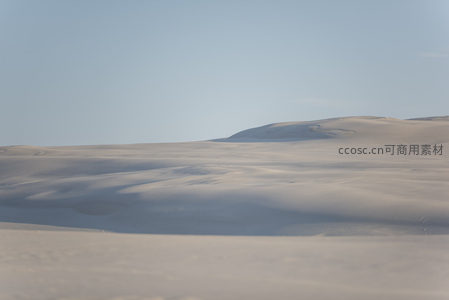 沙丘起伏如凝固的海浪