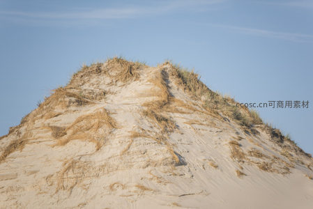 沙丘顶部的风蚀纹理特写